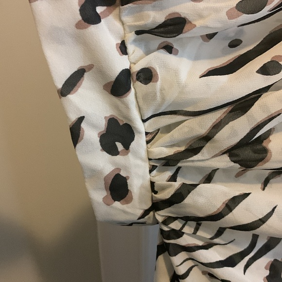 NWOT. Woman’s sheer short sleeve cocoon style top with hi/lo hemline. - Picture 5 of 9